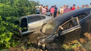 Antalya’da iki otomobilin çarpıştığı kazada 2 kişi yaralandı