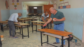Yöneticisi olduğu okulun tadilatında çalışıyor