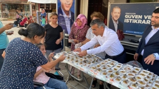 Kozan’da vatandaşlara aşure dağıtıldı