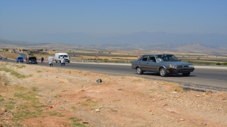 Gaziantep’te duman çıkan otomobilden inen aileden 2 kişi, otomobil çarpması sonucu öldü