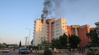 Antalya’da yangında evlerinde mahsur kalan 3 kişi kurtarıldı