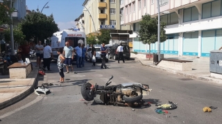 Antalya’da motosikletle otomobilin karıştığı kazada baba ve oğlu yaralandı