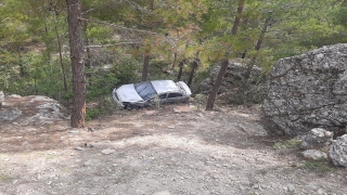 Adana’da uçuruma yuvarlanan otomobildeki 2 kişi yaralandı
