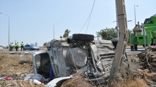 Mersin’de devrilip elektrik direğine çarpan otomobildeki 6 kişi yaralandı