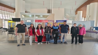 Burdur’da üniversiteye kayıt için gelen öğrencilere güvenlik birimleri yardım ediyor