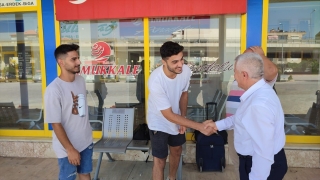 Bucak Belediye Başkanı Ünal, ilçeye gelen üniversite öğrencilerini karşıladı