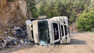 Adana’da devrilen tırın sürücüsü yaralandı