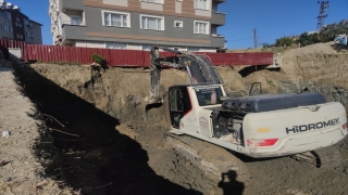 Hatay’da toprak kayması nedeniyle boşaltılan bina çevresine istinat duvarı yapımına başlandı