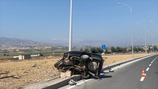 Kahramanmaraş’ta aydınlatma direğine çarpan otomobilin sürücüsü ağır yaralandı