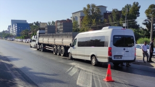 Alanya’da tur minibüsünün park halindeki tıra çarptığı kazada 5 kişi yaralandı