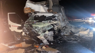 Adana’da kamyonet ile tırın çarpışması sonucu 3 kişi yaralandı