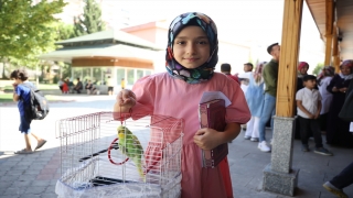 Kahramanmaraş’ta Kur’anı Kerim öğrenen çocukların hediyesi muhabbet kuşu oldu