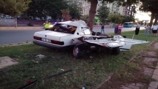 Kahramanmaraş’ta ağaca çarpan otomobilin sürücüsü öldü