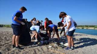 Manavgat’ta çevre temizliği etkinliğinde sahilden 27 torba çöp toplandı