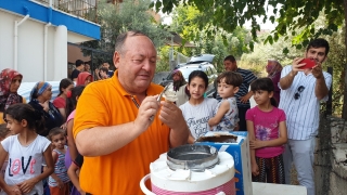 Kadirli’de belediye vatandaşlara dondurma dağıttı