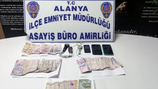 Antalya’da hırsızlık yaptıkları iddiasıyla yakalanan 4 zanlı tutuklandı