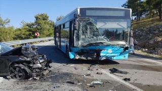 Mersin’de belediye otobüsüyle otomobilin çarpışması sonucu 2 kişi yaralandı
