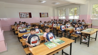 Gaziantep’te ilkokula başlayan 75 bin öğrenciye çanta ve kırtasiye malzemesi dağıtıldı