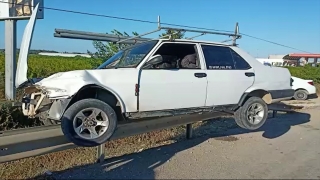 Antalya’da yoldan çıkan otomobil, bariyerlerin üzerinde asılı kaldı