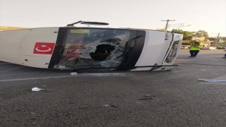 Mersin’de otomobille çarpışan halk otobüsü devrildi, 2 kişi yaralandı