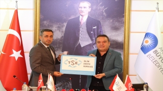 Antalya Büyükşehir Belediyesi, TSE’den ”İklim Dostu Kuruluş” belgesi aldı