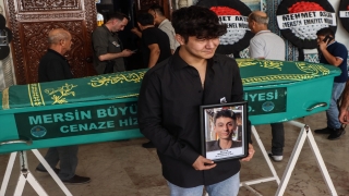 Emniyet müdürü çiftin trafik kazasında ölen oğlunun cenazesi defnedildi