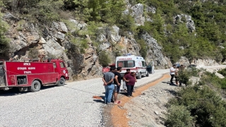 Antalya’da uçuruma yuvarlanan otomobildeki 2 kişi yaralandı