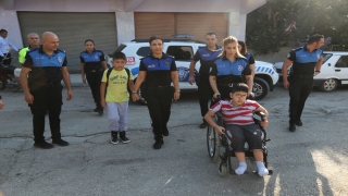 Adana’da polis, anne ve babasını kazada kaybeden 2 kardeşi okula götürdü