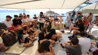 Burdurlu lise öğrencileri Kaş’ta dalış yaparak derin maviliği keşfetti