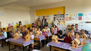 Mersin’de öğrencilere kuş yuvası hediye edildi