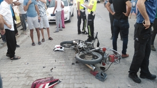 Osmaniye’de otomobille çarpışan motosikletteki 2 kişi yaralandı