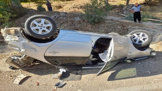 Adana’da devrilen otomobilin sürücüsü yaralandı