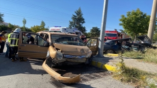 Isparta’da iki otomobilin çarpıştığı kazada 6 kişi yaralandı
