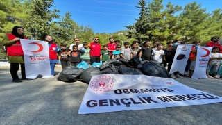 Osmaniye’de Dünya Temizlik Günü kapsamında gönüllü gençler çöp topladı