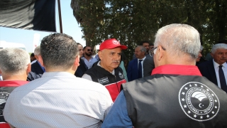 Tarım ve Orman Bakanı Vahit Kirişci, Hatay’da pamuk hasat etti: