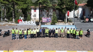 Akseki’de motosiklet sürücülerine reflektif yelek dağıtıldı