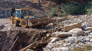 Adana’da heyelan nedeniyle mahalle yolu ulaşıma kapandı