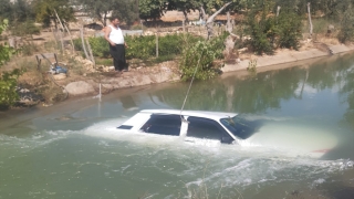 Adana’da kanala devrilen otomobildeki 2 kişi kendi imkanlarıyla sudan çıktı
