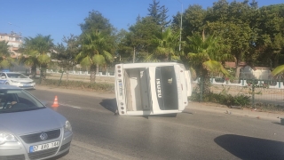 Serik’te devrilen midibüs nedeniyle yol, kısa süreliğine trafiğe kapandı