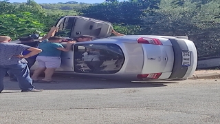 Kumluca’da ilçesinde elektrik panosuna çarpan otomobilin sürücüsü yaralandı