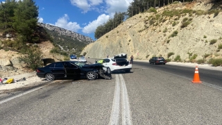 Antalya’da iki otomobil çarpıştı, 4 kişi yaralandı