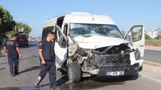Antalya’da tur minibüsü ile kamyonun çarpıştığı kazada 2 kişi yaralandı