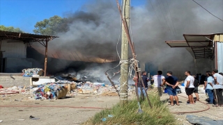 Antalya’da atık kağıt deposunda çıkan yangın söndürüldü