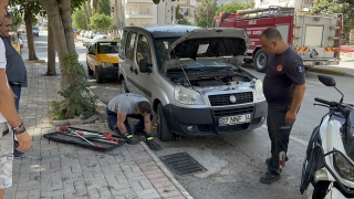 Alanya’da otomobilin motor kısmına sıkışan yavru kediyi itfaiye kurtardı