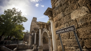 Antalya’nın simgelerinden Hadrianus Kapısı’nın desenleri daha görünür olacak