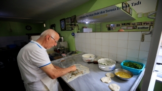 Antalya’nın ”lezzet ustası” börekçi Tevfik, 65 yıldır tezgahının başında