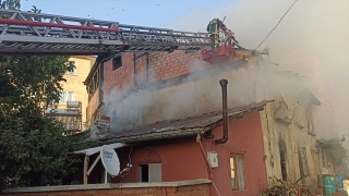 Isparta’da çıkan ev yangınında bir kişi dumandan etkilendi