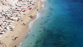 Antalya’da sıcak hava, kent sakinleri ile turistleri sahillere çekti