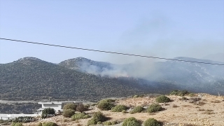 Kaş’ta makilik alandan çıkan yangına müdahale ediliyor