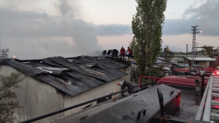 Mersin’de kullanılmayan okul binasında çıkan yangın söndürüldü
